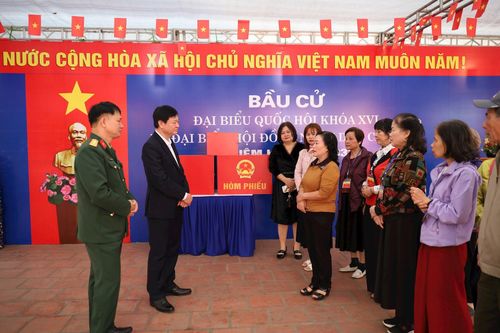 Phó Bí thư Thường trực Đảng ủy phường Đống Đa Đinh Nguyên Mạnh thăm hỏi, động viên, dặn dò các bác trong tổ bầu cử khu vực Đình Nam Đồng. Ảnh: Hoa Thành