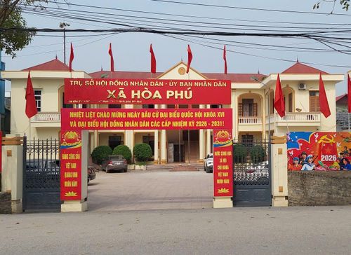 Những ngày này, tại các cơ quan, công sở của xã Hòa Phú đều trực rỡ màu sắc của pano, áp phích, cổ động cho ngày bầu cử. Ảnh: Trần Thụ