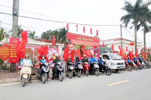 Xã Hòa Phú ra quân cổ động tuyên truyền về bầu cử. Ảnh: Lê Hân