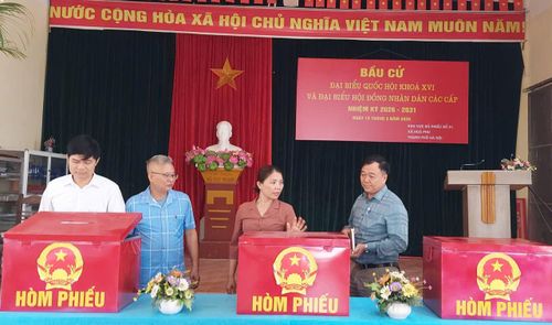 Chủ tịch Ủy ban MTTQ xã Hòa Phú Nguyễn Thị Nga kiểm tra công tác tổ chức bầu cử tại thôn Lưu Xá sáng 13-3. Ảnh: Trần Thụ