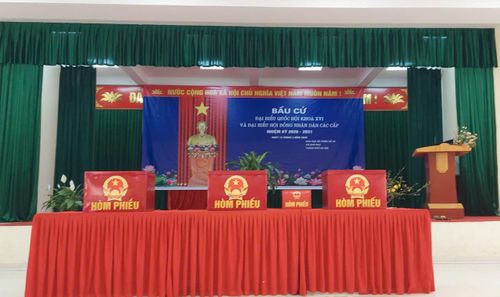 Điểm bỏ phiếu thôn Phụ Chính, xã Hòa Phú đã chuẩn bị chu đáo cơ sở vật chất phục vụ ngày bầu cử. Ảnh: Trần Thụ