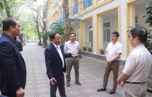 Lãnh đạo phường Bạch Mai trao đổi với đại diện tổ bầu cử tại các địa bàn dân cư. Ảnh: Linh Chi