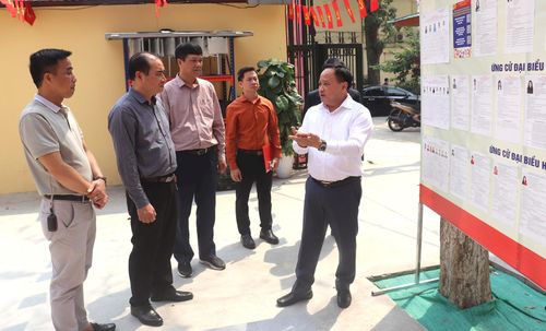 Bí thư Đảng ủy, Chủ tịch HĐND phường Bạch Mai Trần Quyết Thắng (áo trắng) và Phó Bí thư Thường trực Đảng ủy phường Bạch Mai Nguyễn Ngọc Phương (áo xám) kiểm tra khu vực bỏ phiếu tại Ký túc xá Đại học Bách Khoa Hà Nội. Ảnh: Linh Chi