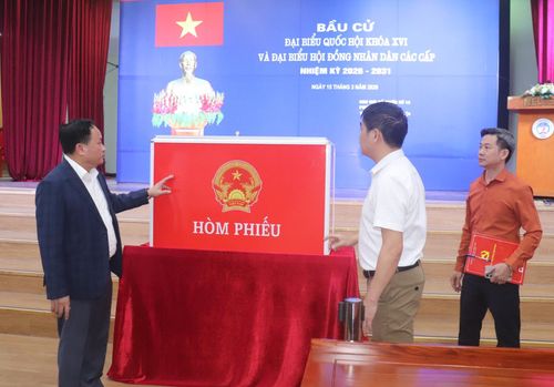 Lãnh đạo phường Bạch Mai kiểm tra khu vực bỏ phiếu tại Đại học Kinh tế Quốc dân, trường Đại học Xây dựng Hà Nội. Ảnh: Linh Chi
