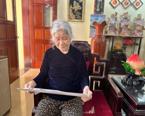 Cụ bà Lê Thị Sợi đang nghiên cứu, tìm hiểu về các đại biểu ứng cử HĐND các cấp. Ảnh: QA