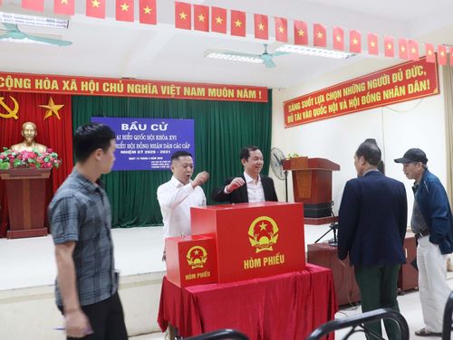Chủ tịch UBND phường, Phó Chủ tịch Ủy ban Bầu cử phường Đông Ngạc Nguyễn Văn Hách lưu ý các khu vực bỏ phiếu về việc hướng dẫn cử tri tham gia bỏ phiếu. . Ảnh: Trần Thảo