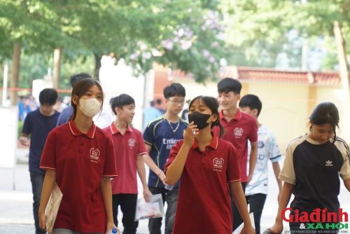 Kỳ thi vào lớp 10 năm 2026 tạo áp lực lớn cho học sinh, phụ huynh và nhà trường khi số lượng thí sinh tăng mạnh, khiến cuộc cạnh tranh vào các trường công lập trở nên gay gắt hơn, đặc biệt tại khu vực trung tâm.