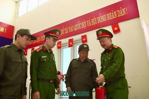 Công tác bảo đảm an toàn phòng cháy, chữa cháy cũng được chú trọng, các lực lượng tham gia phục vụ bầu cử được hướng dẫn phương án xử lý khi xảy ra sự cố, nhằm bảo đảm an toàn tại khu vực bỏ phiếu.