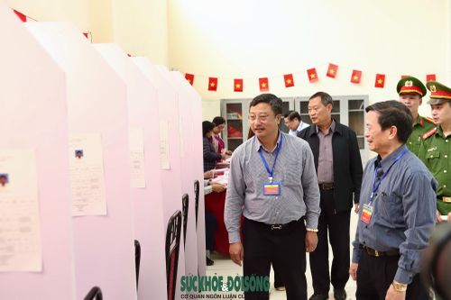 Ông Lê Xuân Dương, Chủ tịch Ủy ban nhân dân phường Ngọc Hà, Phó Trưởng ban Chỉ đạo bầu cử phường Ngọc Hà đã trực tiếp kiểm tra công tác chuẩn bị bầu cử trên địa bàn vào sáng 13/3.