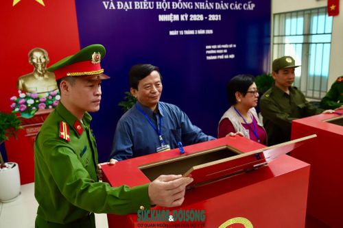 Hòm phiếu tại khu vực bỏ phiếu được kiểm tra, bố trí đúng quy định, bảo đảm đầy đủ điều kiện, sẵn sàng phục vụ ngày bầu cử.