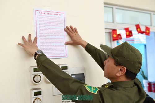 Nội quy phòng bỏ phiếu được niêm yết đầy đủ, tại khu vực bỏ phiếu bố trí cán bộ Công an thường trực để bảo đảm an ninh trật tự, kịp thời xử lý các tình huống phát sinh.
