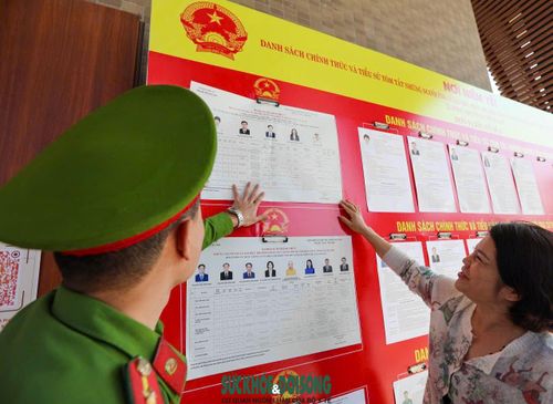 Tại xã Đông Anh, lực lượng Công an xã thường xuyên túc trực tại khu vực bỏ phiếu, hướng dẫn người dân thực hiện các quy định, bảo đảm an ninh trật tự trong suốt thời gian chuẩn bị bầu cử.