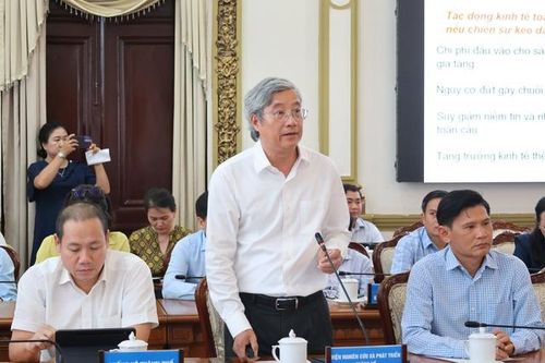 Đại diện lãnh đạo Viện Nghiên cứu Phát triển TPHCM đề xuất các giải pháp thúc đẩy tăng trưởng kinh tế.