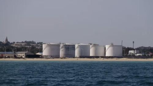 Hòn đảo cách đất liền Iran khoảng 25 km và cách eo biển Hormuz hơn 480 km, giữ vai trò đặc biệt quan trọng trong hệ thống xuất khẩu năng lượng của Tehran.