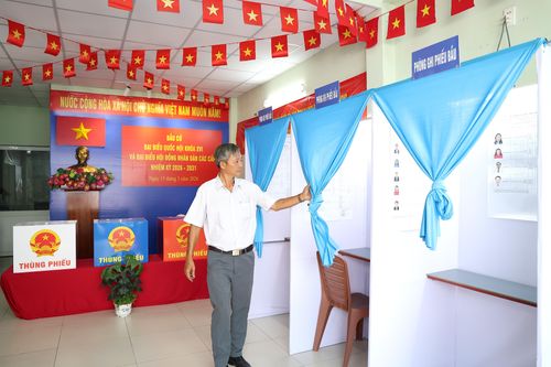  Đến giờ này, các điểm bầu cử đã sẵn sàng chào đón cử tri. Ảnh: LÊ THOA 