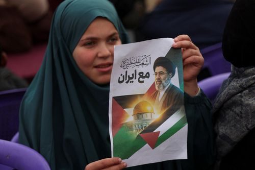 Một phụ nữ Palestine cầm bức ảnh chân dung nhà lãnh đạo tối cao mới của Iran, Mojtaba Khamenei, khi tham gia một cuộc biểu tình nhân Ngày Al-Quds (Ngày Jerusalem) tại thành phố Gaza, ngày 13/3. Ảnh: Reuters.
