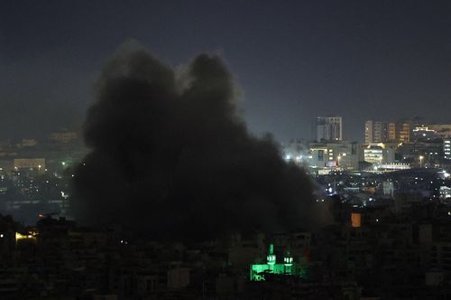 Những cột khói bốc lên sau các cuộc tấn công của Israel vào vùng ngoại ô phía nam Beirut (Lebanon) ngày 13/3. Ảnh: Reuters.