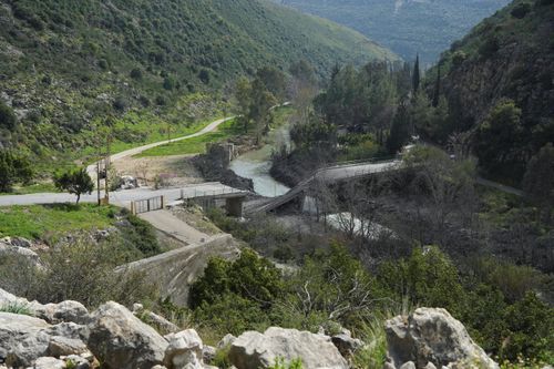  Không chỉ Iran và Israel, Lebanon cũng thiệt hại nặng nề trong cuộc xung đột khu vực. Cầu Zrarieh bắc qua sông Litani bị hư hại nặng sau khi trúng không kích của Israel tại khu vực Tayr Falsay, miền nam Lebanon, ngày 13/3. Theo các báo cáo, quân đội Israel cho biết họ đã tấn công cây cầu bắc qua sông Litani, cáo buộc rằng tuyến đường này được lực lượng Hezbollah sử dụng để di chuyển giữa miền bắc và miền nam Lebanon. 
