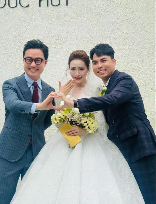 MC Sơn Lâm và cô dâu, chú rể. Ảnh: FBNV.