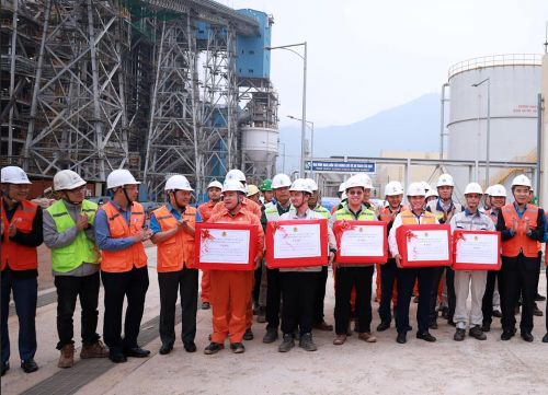 Đoàn công tác tặng quà người lao động đang làm việc tại Trung tâm Điện lực Quảng Trạch