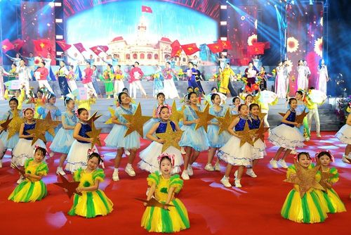 Chương trình nghệ thuật được dàn dựng công phu, tạo không khí phấn khởi trước thềm bầu cử
