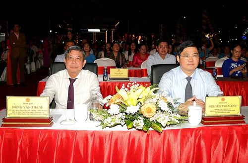 Ông Đồng Văn Thanh - Phó Bí thư Thường trực Thành ủy, Chủ tịch HĐND TP. Cần Thơ và ông Nguyễn Tuấn Anh - Phó Bí thư Thành ủy dự khán chương trình