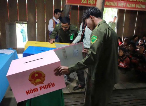 Cán bộ kiểm tra khu vực hòm phiếu trước khi người dân thực hiện quyền bầu cử