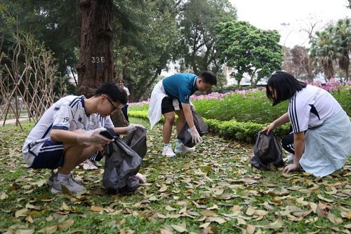 Các vận động viên đã cùng nhau thực hiện hoạt động thu gom rác trong khuôn viên công viên