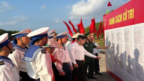 Rà soát danh sách cử tri. (Ảnh: CTV)