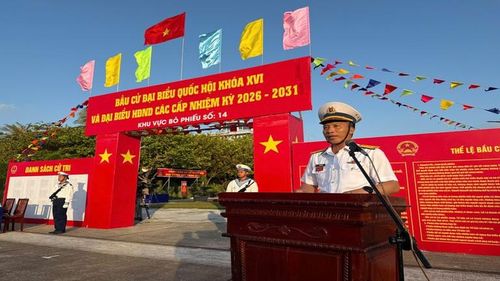 Trung tá Vũ Đức Quỳnh, Chỉ huy trưởng đảo Trường Sa, Tổ trưởng Tổ Bầu cử đảo Trường Sa luyện tập phần quán triệt nội quy Phòng bỏ phiếu và thể lệ bầu cử. (Ảnh: CTV)