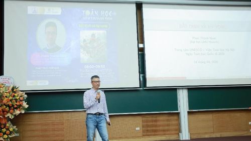  Giáo sư Phan Thành Nam (Đại học Ludwig Maximilian University of Munich, Đức) trình bày bài giảng tại sự kiện. (Ảnh: HIẾU LIÊN) 