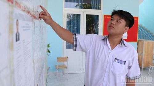 Em Huỳnh Trần Hiển, học sinh lớp 12, cho biết nhận thức rất rõ "lá phiếu của mình chính là tiếng nói góp phần xây dựng bộ máy chính quyền ngày càng vững mạnh”.