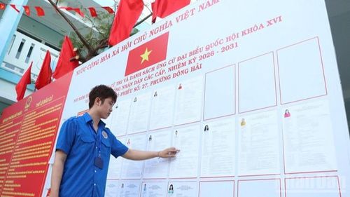 Sinh viên Trường Cao đẳng Công nghệ-Năng lượng Khánh Hòa (phường Đông Hải, tỉnh Khánh Hòa) đọc tiểu sử của các ứng cử viên niêm yết tại điểm bỏ phiếu bầu cử số 27 để lựa chọn những đại biểu có tâm, có tầm, tận tụy phục vụ nhân dân”.