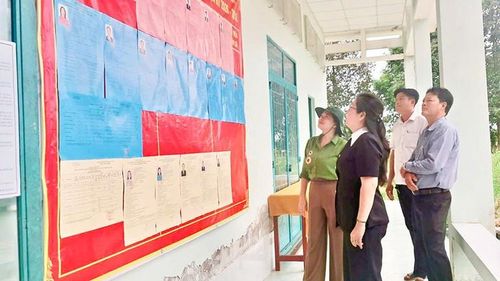  Kiểm tra công tác chuẩn bị bầu cử tại xã Cái Ngang. 