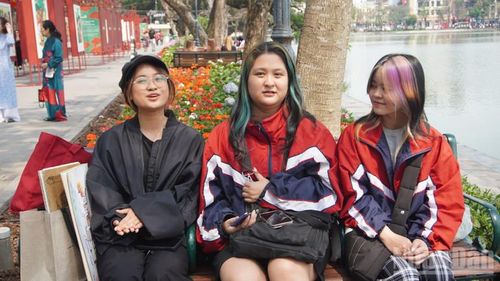 Với nhiều bạn trẻ, kỳ bầu cử năm nay mang đến những cảm xúc rất đặc biệt khi lần đầu tiên được cầm trên tay lá phiếu của mình.