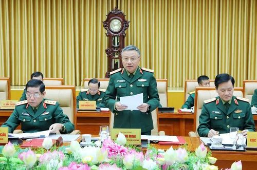 Thượng tướng Lê Quang Minh trình bày báo cáo tại hội nghị.