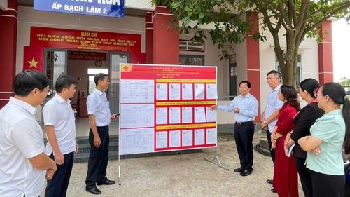  Lãnh đạo tỉnh Đồng Nai kiểm tra công tác chuẩn bị bầu cử tại xã Thống Nhất, địa phương có hơn 72% người dân theo đạo Công giáo. 