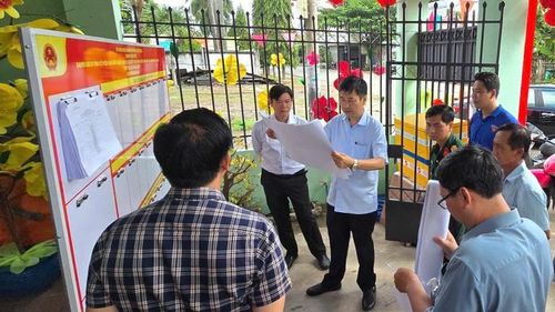  Bí thư Đảng ủy, Chủ tịch Hội đồng nhân dân phường Viên Hồng Tiến kiểm tra công tác chuẩn bị bầu cử trên địa bàn. 