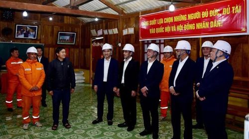  Lãnh đạo Công ty điện lực Lai Châu kiểm tra công tác cung ứng và bảo đảm nguồn điện tại các điểm bầu cử. 
