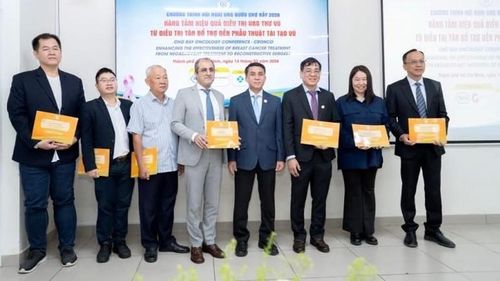 Bác sĩ chuyên khoa II Phạm Thanh Việt (thứ năm từ trái sang) Phó Giám đốc phụ trách Quản lý điều hành Bệnh viện Chợ Rẫy trao thư cảm ơn các chuyên gia dự hội nghị.