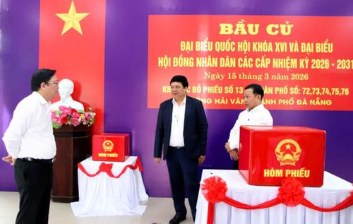 Chủ tịch Ủy ban MTTQ Việt Nam TP Đà Nẵng Lê Trí Thanh kiểm tra công tác chuẩn bị bầu cử tại phường Hải Vân.