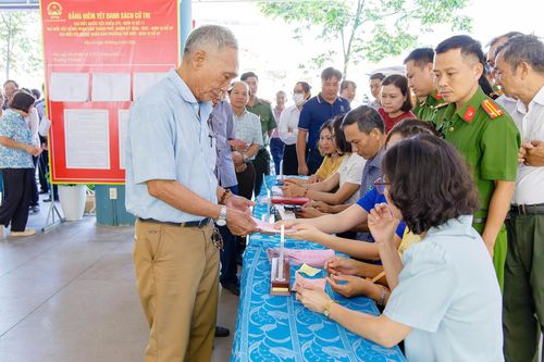 Các tổ trưởng, thư ký và lực lượng phục vụ bầu cử của 39 tổ bầu cử trên địa bàn phường Thủ Đức diễn tập bầu cử. (ẢNH: QUỐC HUY)
