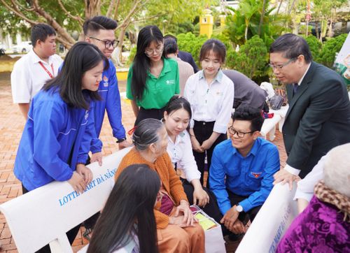 Thầy và trò Trường Đại học Đông Á tri ân thân nhân liệt sĩ Gạc Ma tại Đà Nẵng 