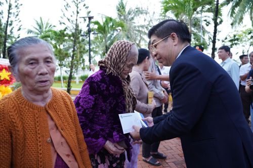  Trao quà tri ân thân nhân liệt sĩ Gạc Ma 