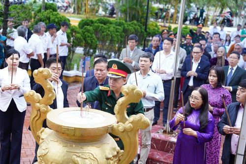  Đông đảo đồng đội, chính quyền địa phương, học sinh, sinh viên... về dâng hương tưởng nhớ các anh hùng liệt sĩ hy sinh ở Gạc Ma 