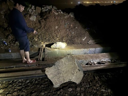Đường sắt Bắc - Nam tiếp tục gián đoạn do sự cố đá rơi