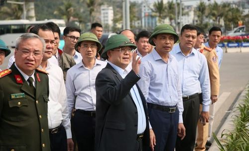 Ông Quản Minh Cường, Bí thư Tỉnh ủy Quảng Ninh kiểm tra thực trạng tại ngã tư Ao Cá hôm 6/3.