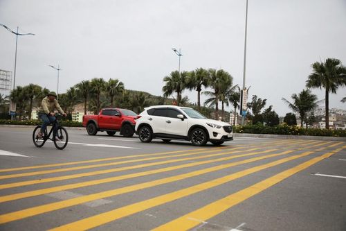 Các gờ giảm tốc được bổ sung và bố trí hợp lý, giúp các phương tiện chủ động giảm tốc độ khi qua nút giao.