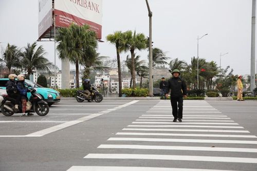 Người đi bộ yên tâm khi đi bộ qua đường.