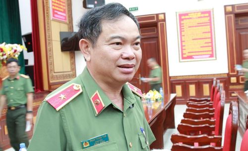 Thiếu tướng Phan Thanh Tám - Giám đốc Công an tỉnh Đắk Lắk trao đổi với báo chí. (Ảnh: TT)